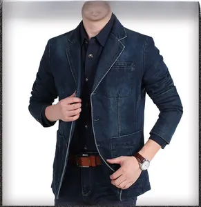 Détail d'un blazer en jean bleu foncé pour homme avec revers classiques et trois boutons