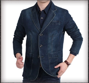 Détail d'un blazer en denim bleu foncé avec trois poches plaquées et surpiqûres