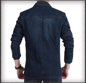 Détail du blazer en jean pour homme montrant les coutures au dos et le tissu délavé