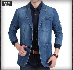 Vue de face du blazer en jean bleu clair avec revers classiques et poches plaquées