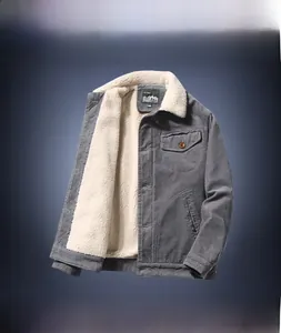 Dettaglio della giacca in velluto a coste grigio con collo in shearling e taschino a bottone