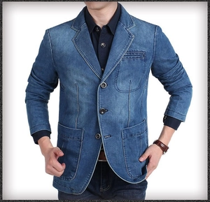 Détail de blazer en jean bleu pour homme avec revers crantés et grandes poches plaquées