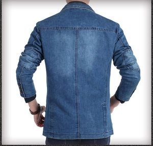 Vue arrière d'un blazer en jean bleu délavé pour homme avec coudières et couture dos