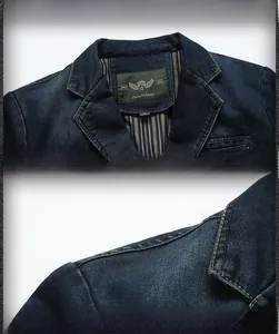 Détail du col du blazer en denim avec double surpiqûre et étiquette de marque tissée verte