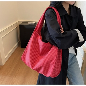 Détail du grand sac cabas à carreaux rouges et blancs montrant la matière en toile douce