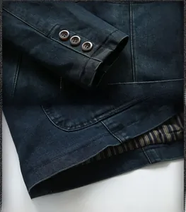 Détails des poignets de veste en jean avec boutons et doublure en coton rayé à l'ourlet