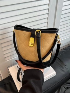 Sac seau matelassé en daim kaki et cuir noir avec fermoir doré et bandoulière chic