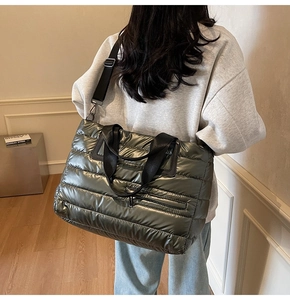 Sac cabas matelassé en nylon vert olive foncé porté à l'épaule à grande capacité