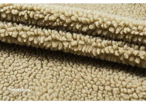 Vista macro dettagliata della morbida fodera in pile beige per calda giacca invernale