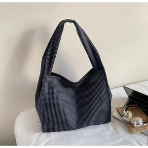 Détail du sac cabas à carreaux bleus et blancs avec grande capacité pour ordinateur
