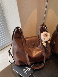 Borsa a Spalla Hobo in Pelle PU Retro Grande Capacità da Donna Zaino Multimodo Con Ciondolo in Peluche Borsa Commuting