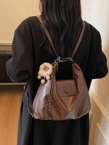 Borsa hobo marrone scuro retrò con ciondolo a forma di pecora e nappa per donne