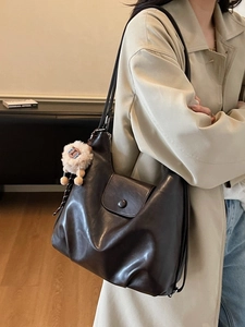 Grande borsa tote vintage in pelle marrone scuro con ciondolo a forma di pecora morbida