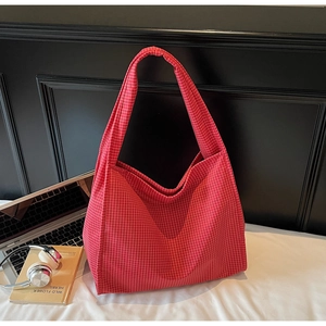 Sac fourre-tout en toile à carreaux rouges avec ordinateur et casque pour un style décontracté