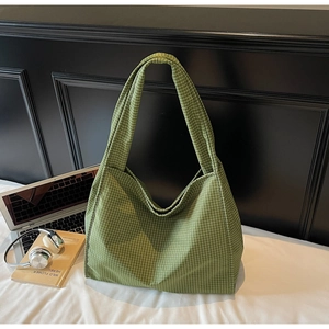 Détail du sac cabas en toile à carreaux vert matcha et sa large bandoulière souple