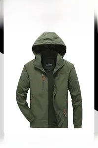 Dettaglio della giacca a vento verde militare con fodera a rete e polsini in velcro