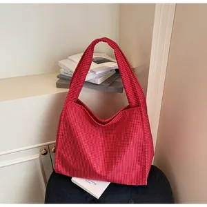 Gros plan détaillé d'un grand sac cabas à carreaux rouges et blancs en toile de coton