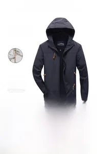 Dettaglio giacca outdoor da uomo con cappuccio, taglio 3D e tasche con cerniera
