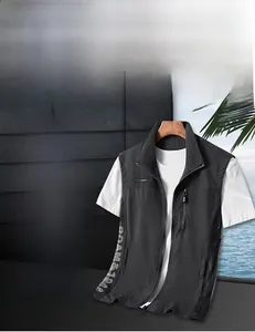 Détail du gilet de pêche avec panneaux latéraux en maille et poche zippée verticale