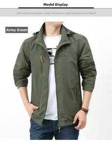 Dettaglio della giacca outdoor verde militare con logo montagna e polsini regolabili