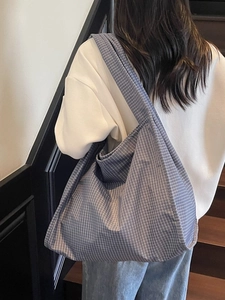 Sac fourre-tout à carreaux bleus et blancs au design spacieux avec larges bretelles confortables