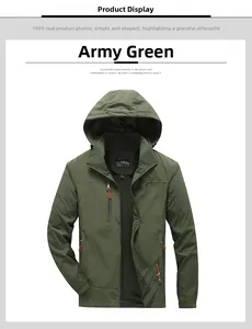 Dettaglio della giacca a vento verde militare con cappuccio, tasche zip e tessuto tecnico