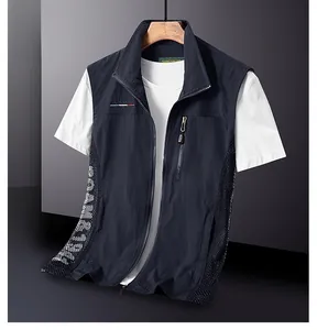 Détail du gilet de pêche bleu avec maille respirante latérale et col montant