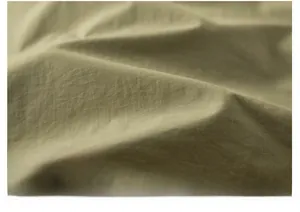 Gros plan sur le tissu textile respirant vert olive avec une texture naturelle