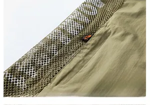 Gros plan sur un gilet d'extérieur vert olive avec maille respirante et tirette de zip orange