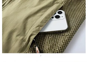 Détail de gilet extérieur avec doublure en maille respirante et poche zippée