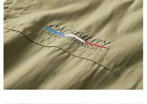 Détail du gilet extérieur vert olive montrant une broderie de qualité et tissu durable