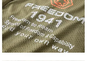 Vue macro du tissu en maille vert armée respirant avec imprimé graphique Freedom 1941