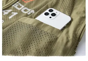 Gros plan d'une veste d'extérieur vert olive avec poche intérieure en filet pour téléphone