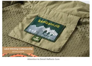 Détail des coutures du col, doublure en mesh respirant et étiquette de taille sur le gilet