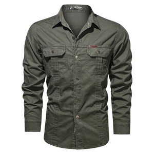 Détail macro de la chemise en coton vert militaire avec poches tactiques et coutures