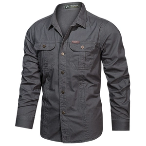 Détail d'une chemise cargo en coton gris foncé avec deux poches de poitrine et boutons tactiques