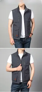 Dettaglio del gilet grigio scuro multitasche da uomo con collo alto e zip resistente