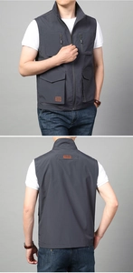 Vista fronte e retro di un gilet multitasche grigio antracite con toppa decorativa in pelle