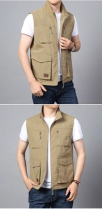 Dettaglio del gilet multitasche kaki con cerniere e patch decorativa Adventurous