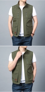 Dettaglio del gilet militare verde con design multitasche e chiusura a cerniera