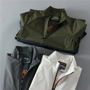 Giacche elasticizzate con collo alto in verde militare, grigio scuro e beige