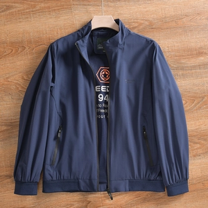 Détail d'une veste col montant bleu marine pour hommes avec imprimé intérieur Speed 94