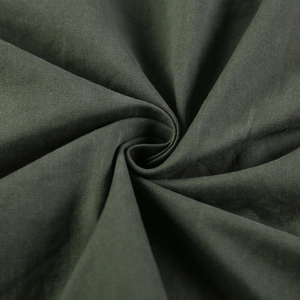 Gros plan sur la texture du tissu sergé de coton vert armée pour une chemise militaire