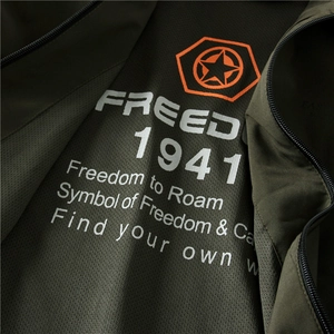 Giacca verde militare con colletto alla coreana, fodera in rete e stampa grafica moda