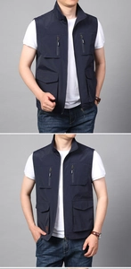 Dettaglio del gilet multitasche blu scuro con colletto alla coreana e zip funzionale