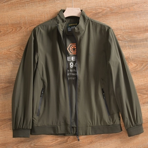Vue détaillée de la veste d'extérieur vert armée avec doublure logo étoile et fermeture éclair