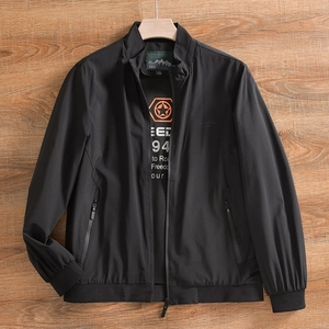 Détails du coupe-vent noir pour homme avec col montant, doublure étoile et fermetures éclair