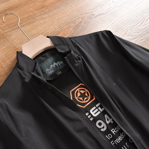 Détail de veste de sport pour homme à séchage rapide avec col montant et zip