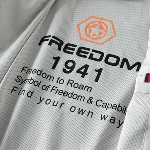 Dettaglio della giacca sportiva grigia con tessuto mesh e stampa Freedom 1941