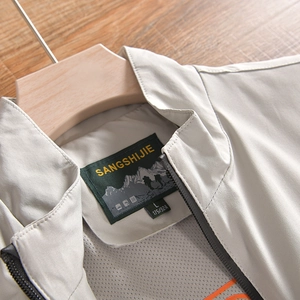 Détail du col d'une veste grise de plein air avec doublure en maille respirante